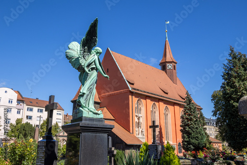 Engel auf dem St. Johannisfriedhof  in Nürnberg vor der Johannis Kirche