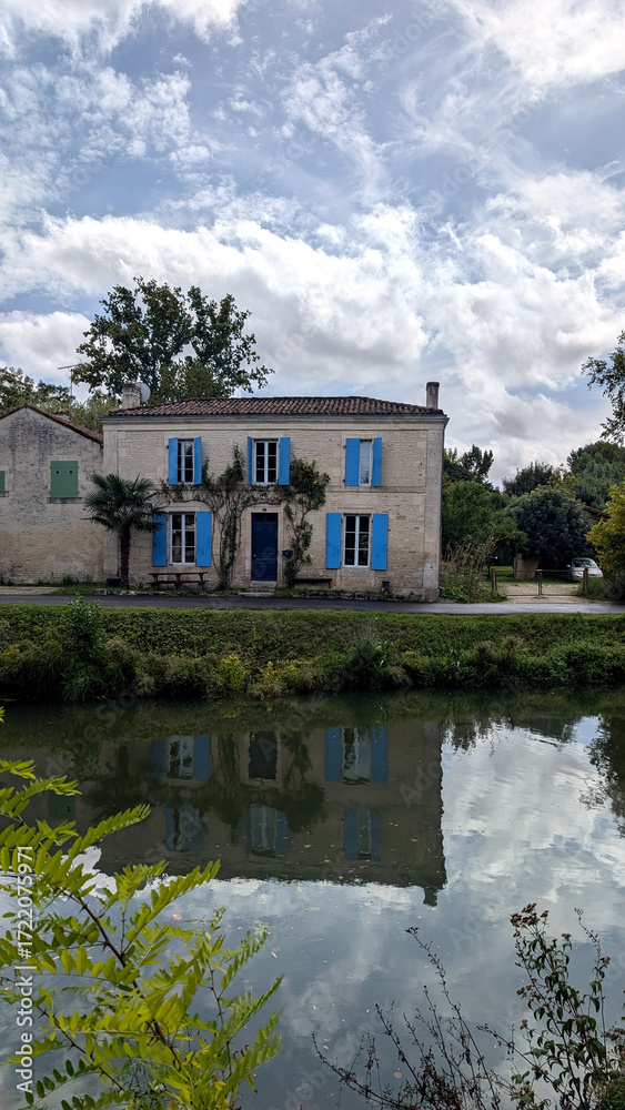 Obraz premium Canal with Old House in Coulon, Marais Poitevin, France. 