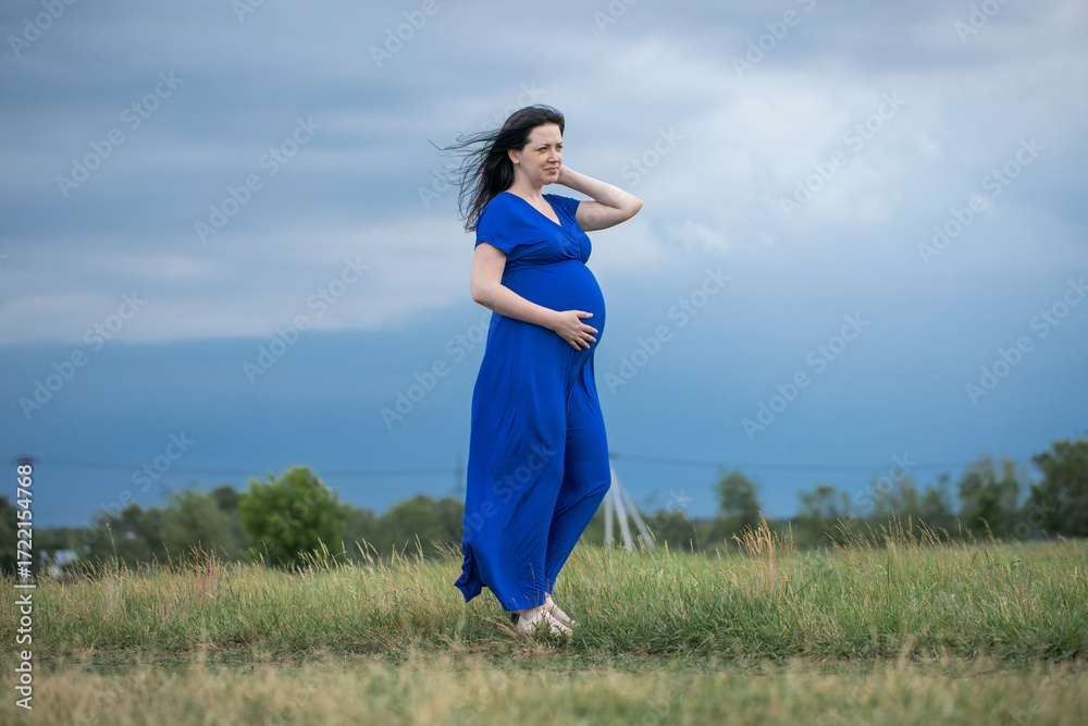 Obraz premium Full length portrait of a pregnant woman in nature