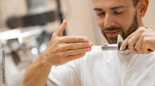 Foto Young caucasian male roasting coffee beans with precision and aroma evaluation