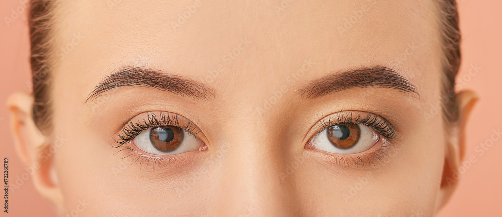 Naklejka premium Young woman with beautiful eyebrows on color background, closeup