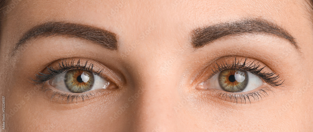 Obraz premium Young woman with beautiful hazel eyes on white background, closeup