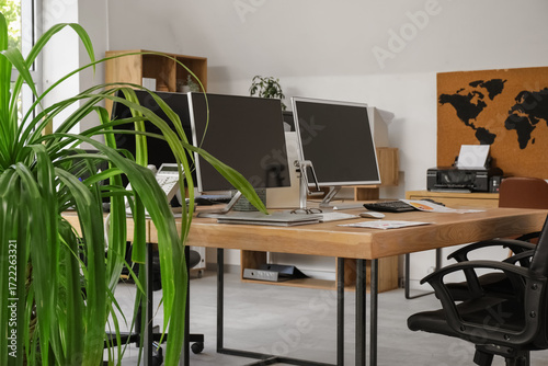 Modern home office workspac...