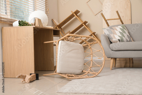 Foto Overturned chair in living room after earthquake