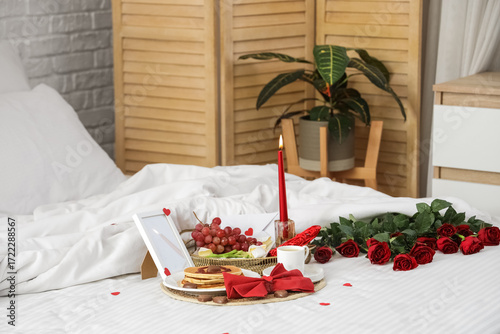 Romantic breakfast in bed w...