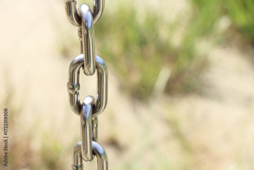 Obraz premium 遊びの時間を支える、遊具の鎖の光