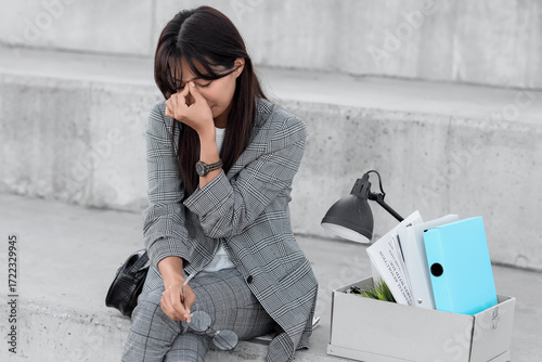 Fired Asian businesswoman w...