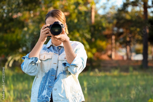 Young female photographer w...