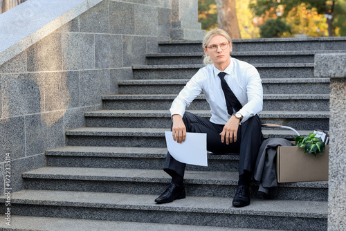 Male office worker with ord...