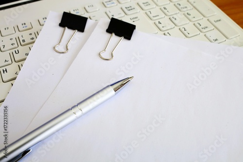 ビジネスイメージ　白紙のコピー用紙　書類の作成　ペーパーワーク　3:2