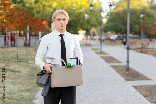 Fired male office worker ho...