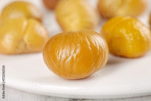 Billede på lærred Peeled Chestnuts Ready to Eat - Golden Kernel Nuts on White Plate