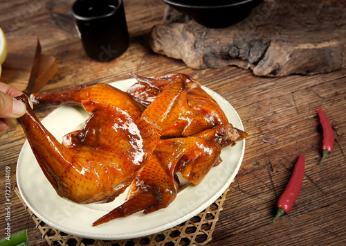 Foto Traditional Cantonese Roasted Duck with Lacquered Skin - Authentic Chinese Cuisi