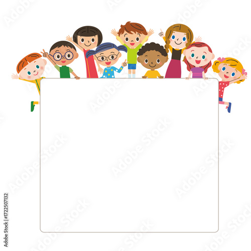 たくさんの子供達が大きな白いボードの上にいる