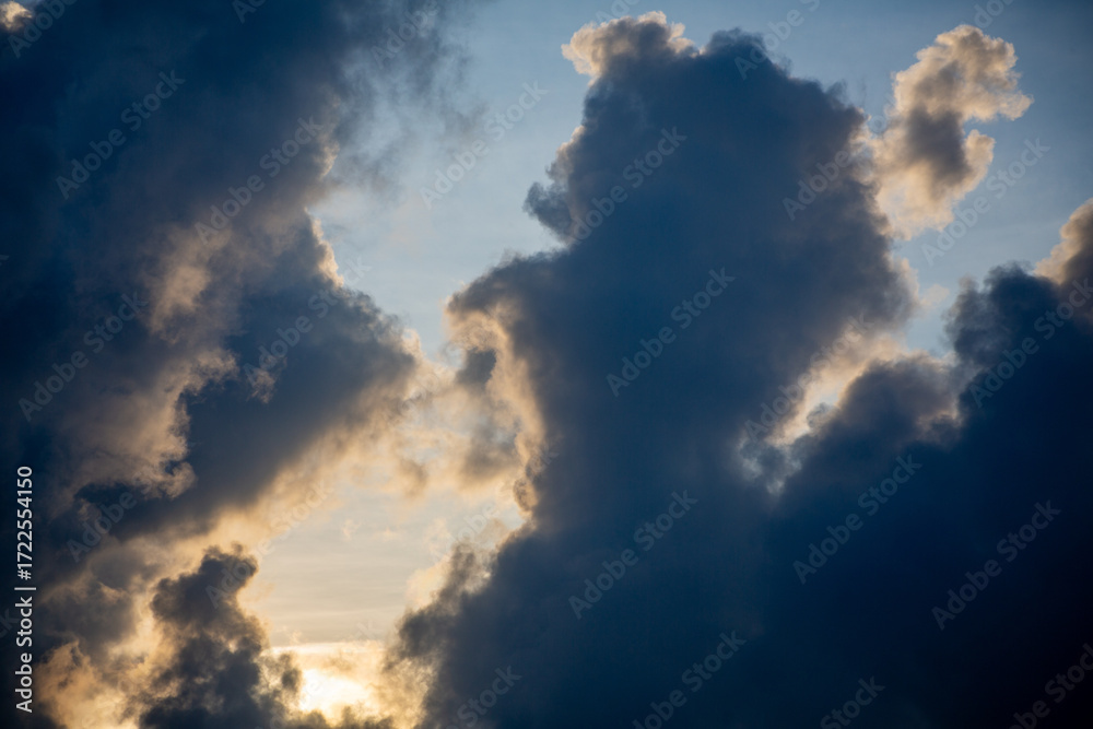 Fototapeta premium 奄美大島の澄んだ夏空と穏やかな海 水平線に浮かぶ白い積乱雲