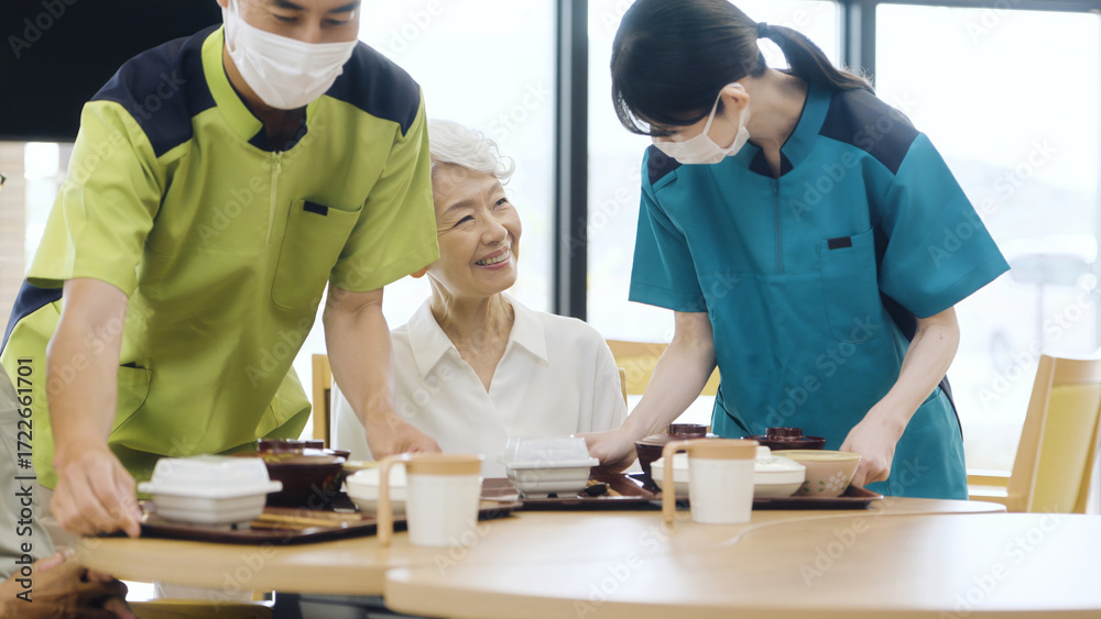 Obraz premium 介護施設で食事を待つ高齢者