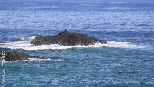 美しい青空とどこまでも続く海 爽やかで開放感のある夏の自然風景