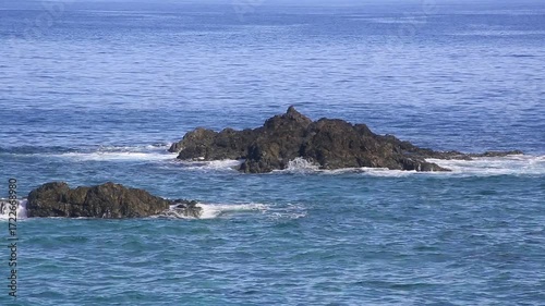 美しい青空とどこまでも続く海 爽やかで開放感のある夏の自然風景
