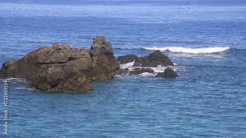 美しい青空とどこまでも続く海 爽やかで開放感のある夏の自然風景