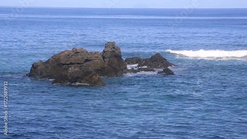 美しい青空とどこまでも続く海 爽やかで開放感のある夏の自然風景