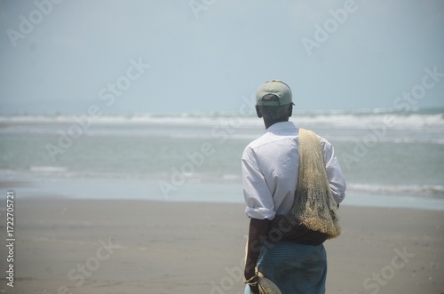 Traditional Fisherman with Fishing Net on the Shore of Cox’s Bazar – Life by the Sea at the World’s Longest Natural Beach in Bangladesh