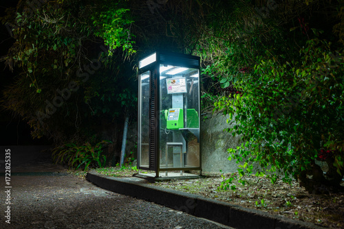 深夜の公衆電話ボックス