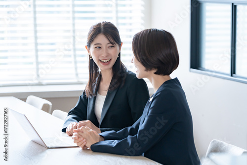 Fotografie 打ち合わせをするスーツを着た女性二人