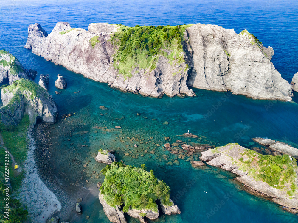 Naklejka premium 許可を得て、中木港とヒリゾ浜、大根島、あいあい岬、ユウスゲ公園などをドローンで空中撮影をしている。 渡船でしか渡れないビーチである。 静岡県伊豆半島賀茂郡南伊豆町中木ヒリゾ浜-2025年