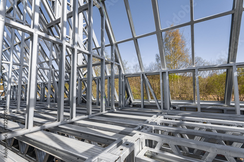 Fotografía New residential construction home metal framing against a blue sky