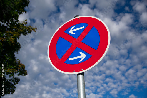 Italian No Stopping traffic sign with two directional arrows on street