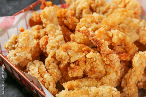 Fotografie Crispy Fried Chicken with Golden Panko Coating in Metal Serving Basket