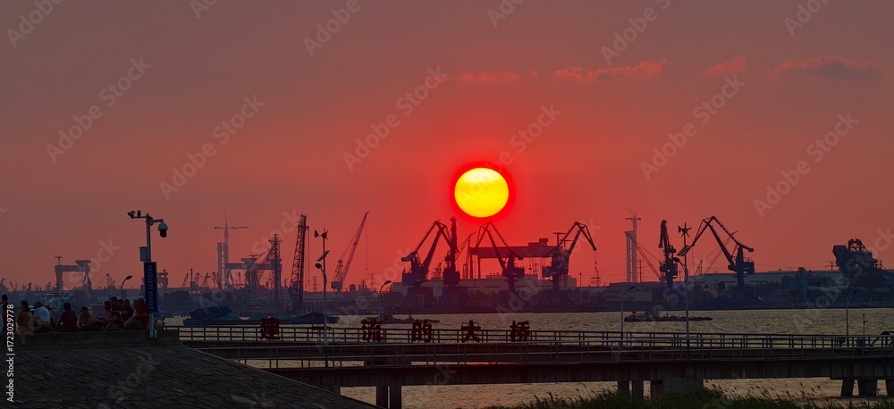 Naklejka premium Sunset scenery by the Yangtze River wharf