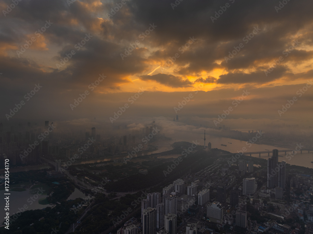 Naklejka premium Wuhan Summer City Skyline Sunrise Scenery
