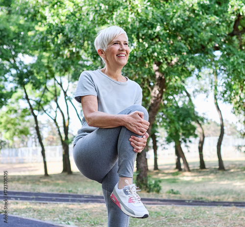 Foto Portrait of a senior mature woman exercising, stretching, warming up, running an