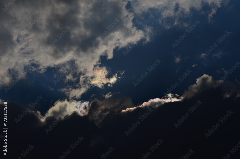 Obraz premium Awe-Inspiring Sky with Cloud Iridescence and a Silver Lining