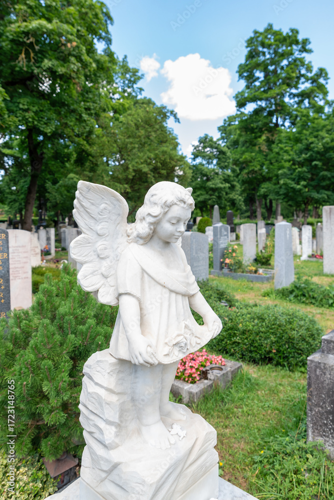 Obraz premium schöner kleiner Engel auf dem Ostfriedhof München