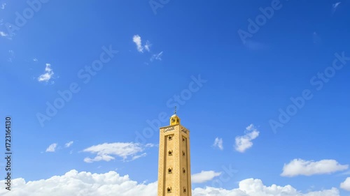 mosquée avec des nuages en timelapse