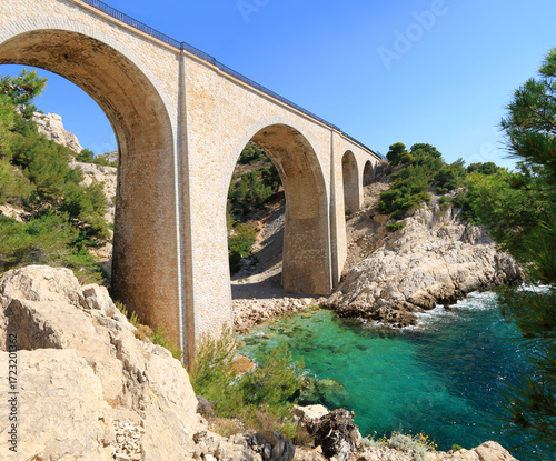 Viaduc en paysage de calanques sur la Côte Bleue, près de Marseille, à Niolon.