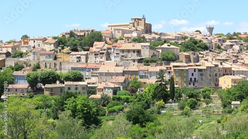 Village provençal de Valensole, perché sur sa colline et dominé par l'église.
