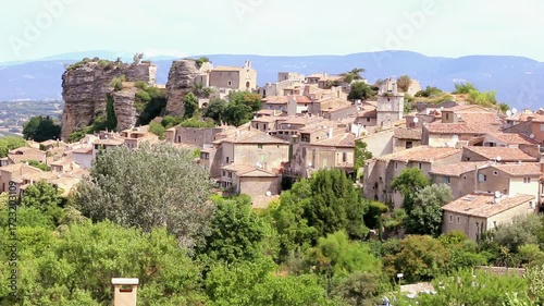 Village provençal de Saignon, perché sur sa colline et dominé par son ancien château.