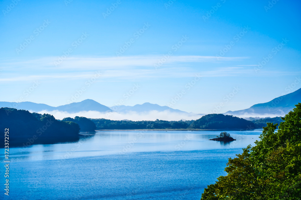 Naklejka premium 朝霧：湖面