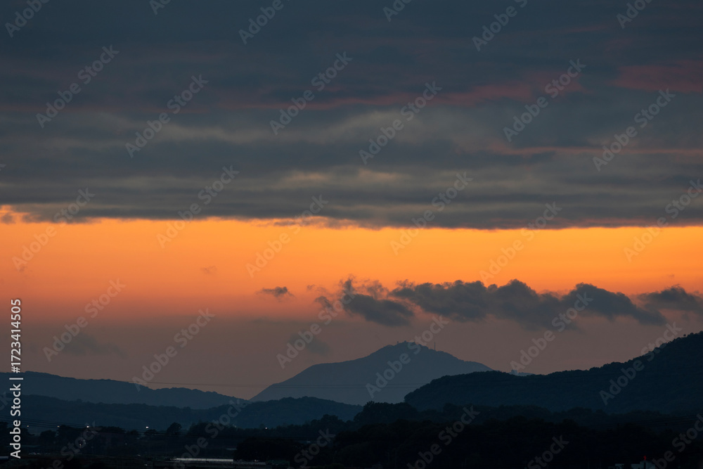 Obraz premium sunset over the mountains
