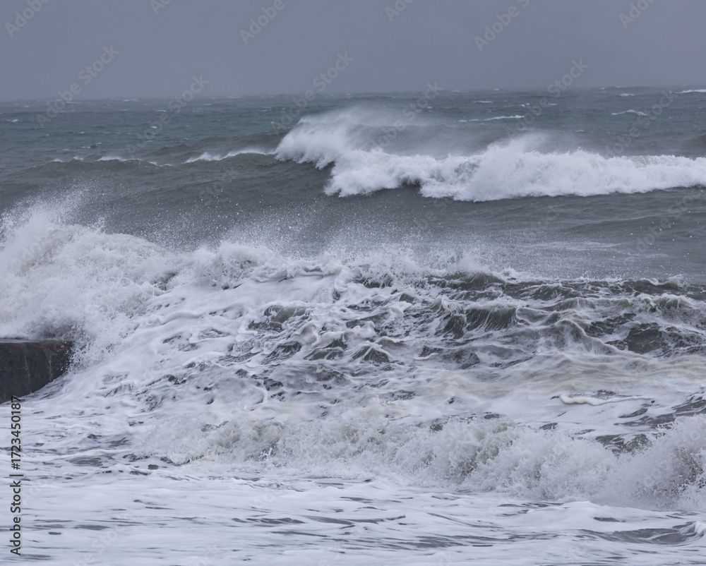 Fototapeta premium The ocean is rough with big waves