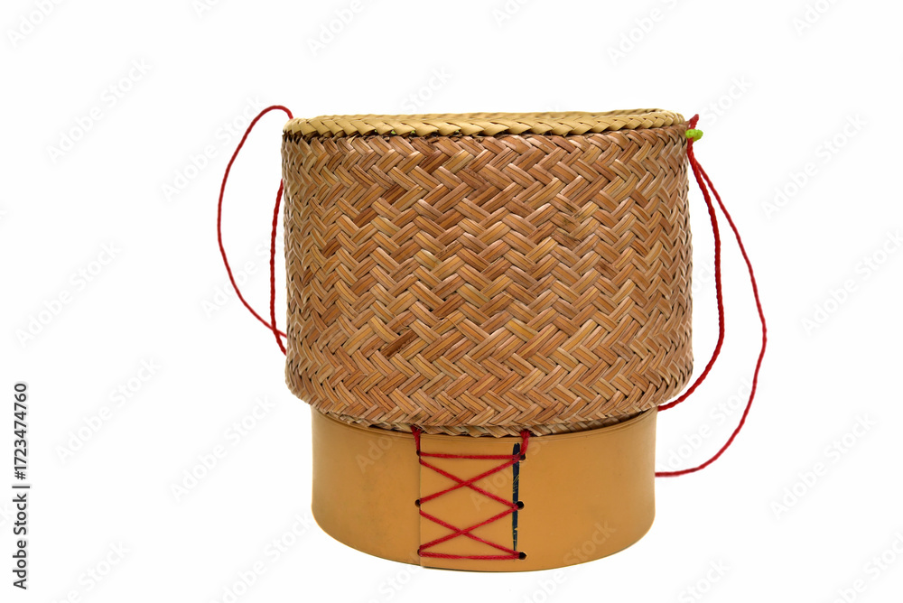 Φωτογραφία Handwoven bamboo sticky rice container with white background – perfect for keepi