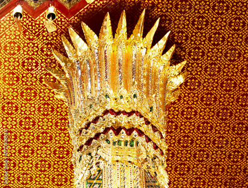 Foto columna dorada con decoración detallista