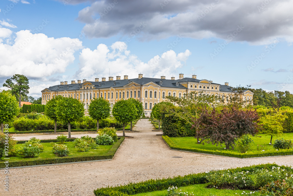 Obraz premium Rundale Palace, Latvia. Baroque Rococo Architecture with Symmetrical Garden Design