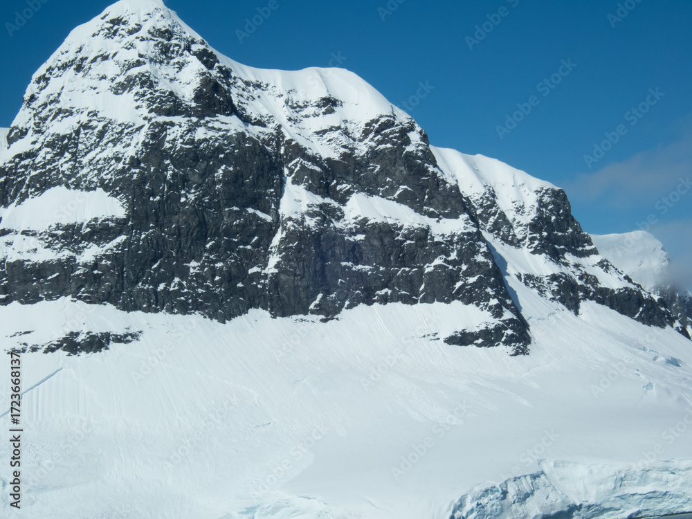 Obraz premium Antarctica mountain with snow