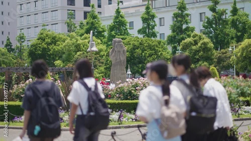 山下公園の噴水付近と観光客の人々（神奈川県横浜市）