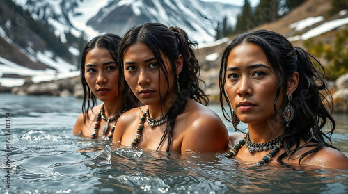 Indianische Frauen baden in einem Fluss