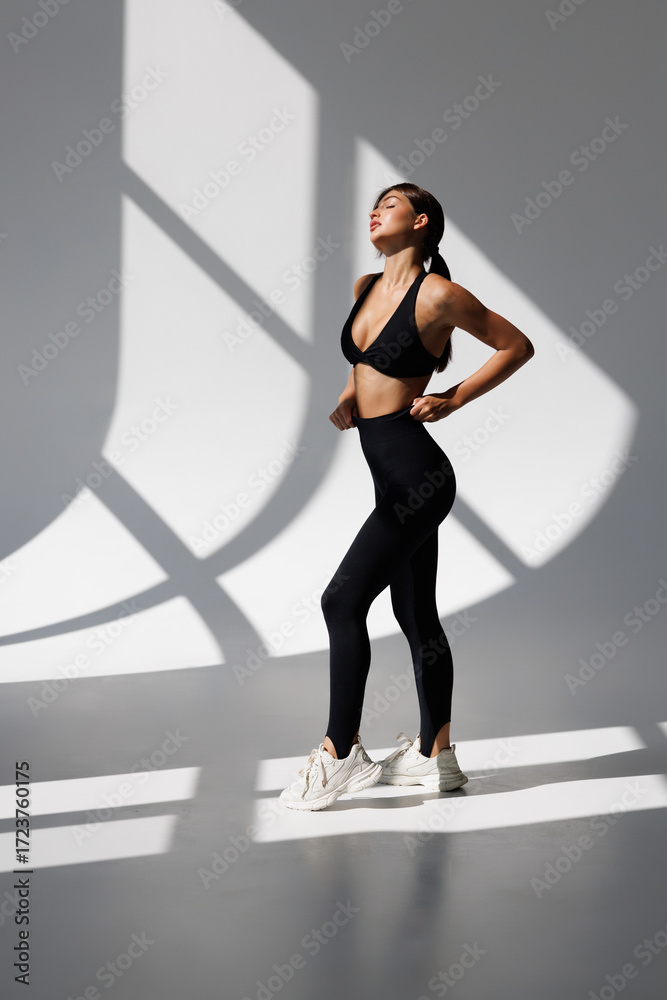 Obraz premium Full length of confident beautiful fitness woman standing over white background